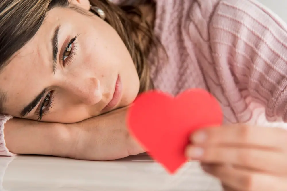 شکست عشقی و ضربه عاطفی: ۵ مرحله سوگواری (Grief) و راهنمای کامل عبور از غم برای التیام و شروعی دوباره