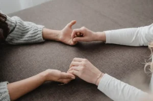 درمان مبتنی بر پذیرش و تعهد (ACT) چیست؟ راهنمای کامل کاربردها، تکنیک‌ها و مراحل درمان