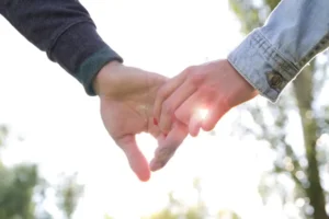 بغل کردن پارتنر چه فوایدی دارد؟ فواید لمس همسر برای سلامت جسم و روان